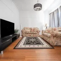 Classic decor, freshly painted 3 bedroom and 2 bathroom quiet home, hotel a Corio