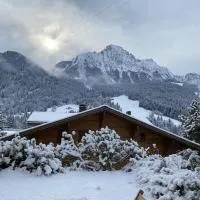Apartment in the best location of Rougemont,Gstaad, hotel u gradu Rougemont