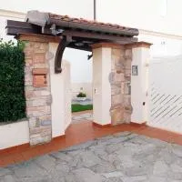 BEE HOME, hotel a Luni