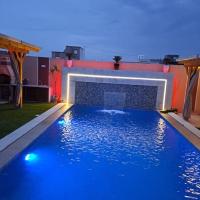 Villa piscine 4 chambres, hotel in Hanshīr Qaşr Ghallāb