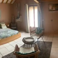 chambre salon indépendant, salle de bain wc privés, jardin privé, piscine partagée près d'un lac, hotel a Mesnil-Saint-Père