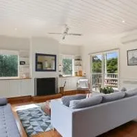 The White Cottage - Relaxed Metung Getaway, hotel sa Metung