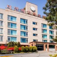 Taean Beach Resort Pension, hotel sa Taean