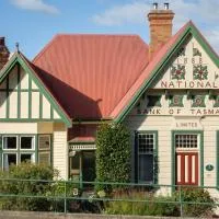 Derby Bank House- Heritage listed two bedroom old school B&B suite or a self contained cabin, hotel en Derby