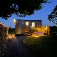 Sheelin Huts Blue, Hot-tub available From 1st April until 1st November, hotel v destinácii Cavan