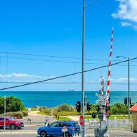 Elegant Bayside Retreat with Stunning Bay Views, hotel in Hampton, Melbourne