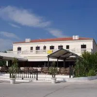 Chris Corner: Vasilika şehrinde bir otel