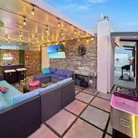 홈스테드에 위치한 호텔 Vacay Spot experience Luna Sky! 65" TV BAR, BBQ, SHOWER massage jets, music, go to FL Keys