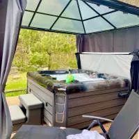 Osada Skoczkowo komfortowe domki z prywatnymi jacuzzi nad jeziorem- sauna- balia-staw wędkarski-basen z podgrzewaną wodą!, hotel i Podiazy