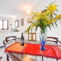 Stylish & Spacious Townhouse - Walk to Beach & Town &ndash; hotel w mieście Fertilia