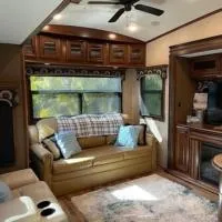 Happy Glampers two bathroom w/golf cart, hotel en River Ranch