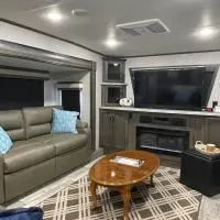 Glamping at its best-sleeps 6 with golf cart, hotel en River Ranch