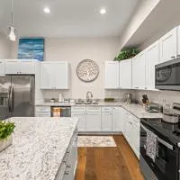 Spacious Freshly Renovated Townhome - City Side, hotel di Loudon