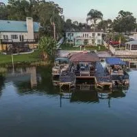Lakefront Duplex with Pontoon Boat 2 Bedroom Home, hotel en Mount Dora