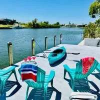 New 4 bed house on a canal facing south & door ramp, near golf course and softball, hotel en Cabo Coral