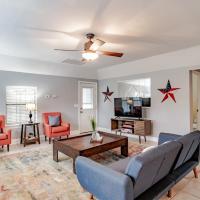 Sunny Side at Dog River-Dock, Lake, Fenced Yard, hotel near Mobile Downtown Airport - BFM, Mobile