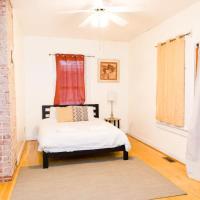 The Historic Cottage Screened Porch & Hammock