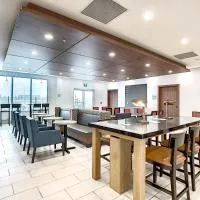 Holiday Inn Express & Suites - Calgary Airport Trail NE by IHG、カルガリーにあるカルガリー国際空港 - YYCの周辺ホテル