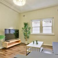 Charming 3 Bedroom on the edge of Downtown Herford St 2 E-Bikes Included, hotel em Glebe, Sydney