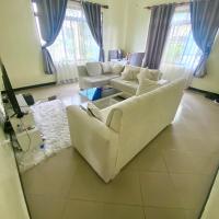 A private self contained room in a home away from home, hotel di Dar es Salaam