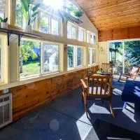 Blue House - private 2 bed, 2 bath home with garage, hotel en Eugene