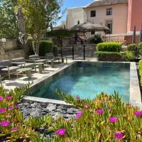 Le Victoria Boutique Hôtel - Charme au coeur du village historique - Accueil Vélo - Séminaire - Bar Lounge - Piscine, hótel í Saint-Paul-Trois-Châteaux