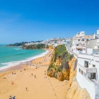 Casa na Muralha - Beach front - Rooftop Jacuzzi by DreamvillasAlbufeira, hotel v destinaci Albufeira