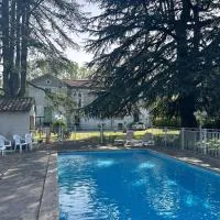 Le Parc aux Cedres, viešbutis mieste Laroque