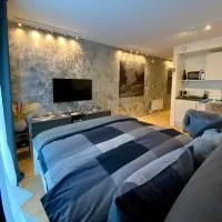 Experience A Cozy Getaway - Modern Studio - Fast WiFi - Free Parking - 19km to Pulpit Rock – hotel w mieście Strand