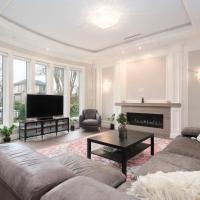 Luxurious 6-Bedroom Mansion Near UBC, hotel en Dunbar, Vancouver