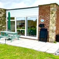 CHINE COTTAGE self-catering coastal bungalow in rural West Wight, hotel u gradu Freshwater