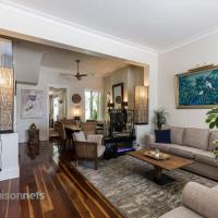 3 Bedroom House With Large Courtyard & City Views, hotel in Balmain, Sydney