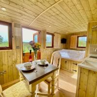 Romantic Hut Retreat: Hot Tub, Firepit + Views