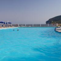 GuestHost - Comfy Flat W Pool, Tennis Court & Private Beach!, hotel a Porto Conte