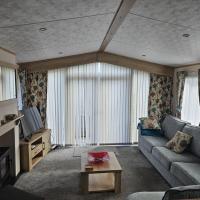 Beautiful Caravan With Decking And Wifi At Azure Sea, Suffolk Ref 32025az