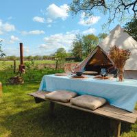 Sfeervolle ingerichte Bell tent, tussen de akkers en dicht bij het bos