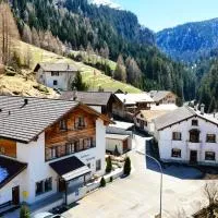 Gasthaus Alpenrose: Innerferrera şehrinde bir otel
