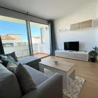 2-bedroom brand new apartment steps from the beach、リャンサのホテル