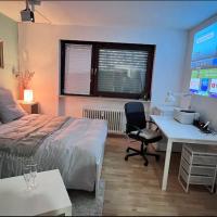Private room with large bed -Netflix and projector, hotel in Eschersheim, Frankfurt