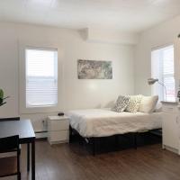 Cozy Bachelor Condo l Downtown l WiFi & Smart TV