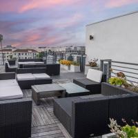 Sleek & Modern 2BR Apt: Rooftop Views & Relaxation