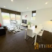 Wonder in Woden - 2 bd 2bth Apt, хотел в Phillip