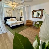 Luxe Palm Studio Villa - In the heart of Edge Hill: Edge Hill, Cairns Havaalanı - CNS yakınında bir otel