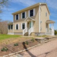 Charming Home with Yard Steps to Pawcatuck River!، فندق بالقرب من Westerly State Airport - WST، Pawcatuck