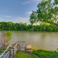 Rustic River Cabin with Dock and Covered Deck!, hotel dicht bij: Regionale luchthaven Waco - ACT, Waco