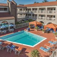 La Quinta by Wyndham San Francisco Airport West, отель рядом с аэропортом Международный аэропорт Сан-Франциско - SFO в городе Милбрэй