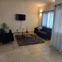 Modern Bungalow with private pool and patio، فندق بالقرب من مطار بانجول الدولي - BJL، Old Yundum