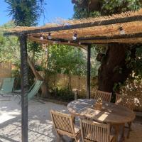 Rez de villa avec jardinet proche de la plage, hotel poblíž Letiště Toulon – Hyeres - TLN, Hyères