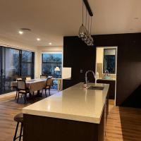 Brand New & Central - 3 Bedrooms with 3 En suites, отель в Окленде, в районе Onehunga