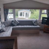 Tree tops - 2 bedroom static caravan with decking